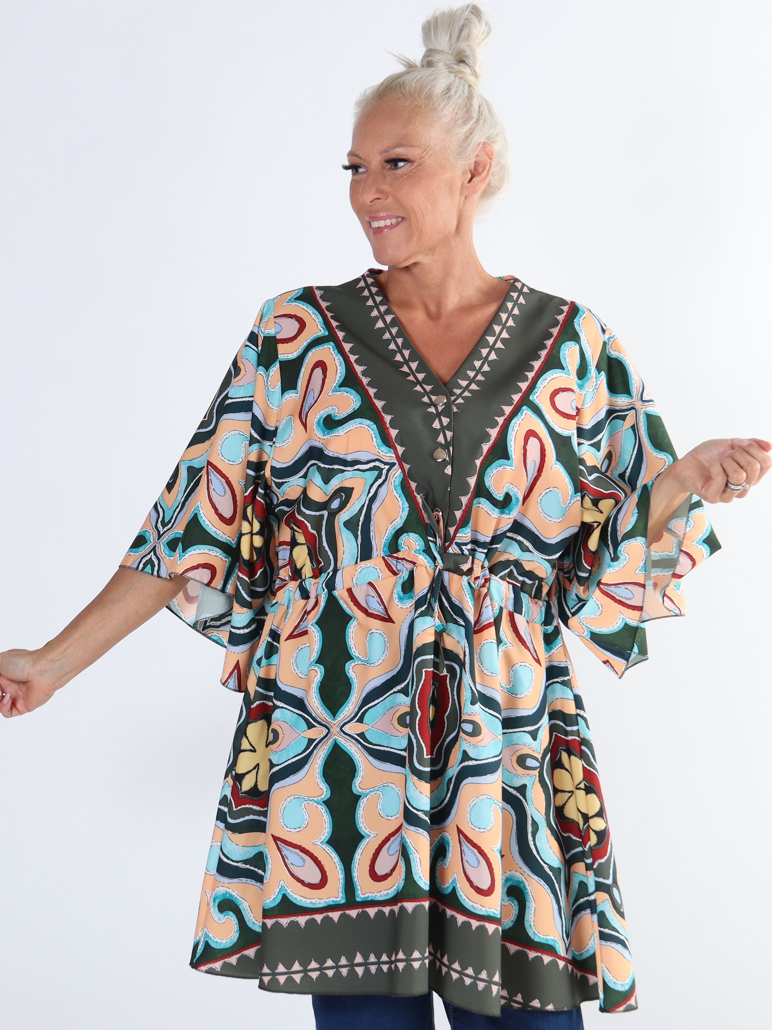 Yeva Tunika - Plus size mønstret tunika med bindebånd